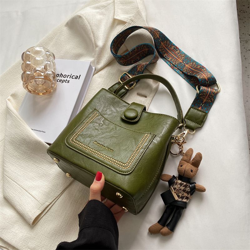 Design Kvinder 2023 Efterår Og Vinter Ny Populær Messenger Bag Med Bred Skulderrem Retro Bærbar Bøttetaske