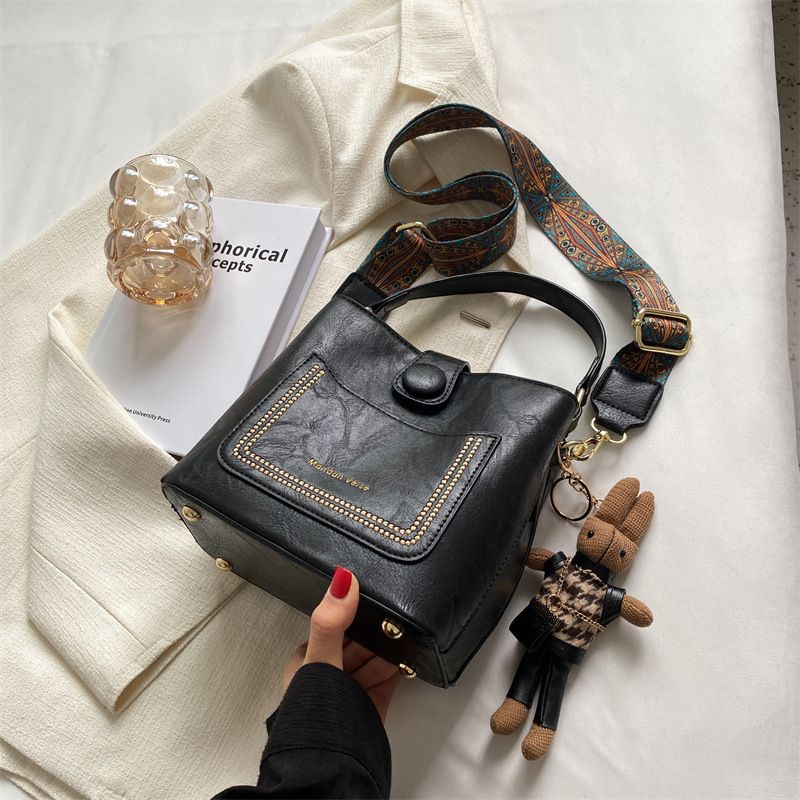 Design Kvinder 2023 Efterår Og Vinter Ny Populær Messenger Bag Med Bred Skulderrem Retro Bærbar Bøttetaske